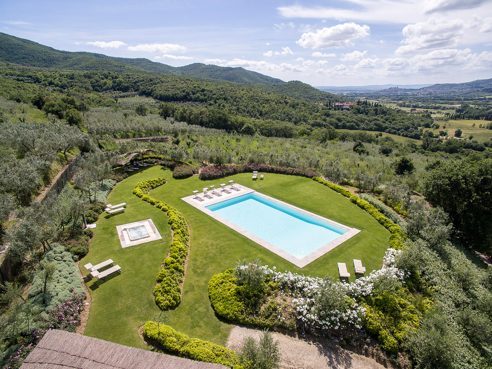 Huvilaloma-Itä-Toscanassa-allas